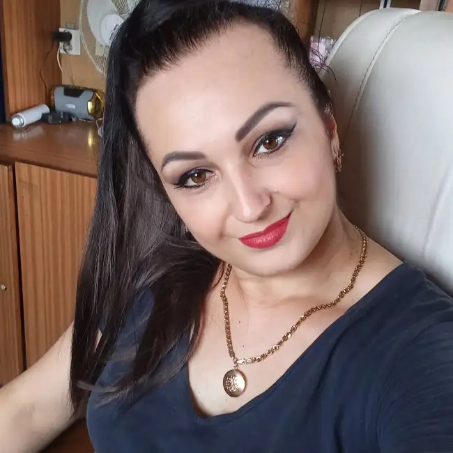 Yana, 43